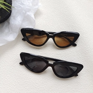 Retro triangle cat eye sunglasses with black and tea lenses for a vintage fashion look