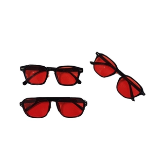 Trois paires de lunettes de soleil vintage à monture noire et verres rouge foncé assortis