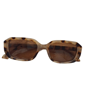 Retro square tortoiseshell sunglasses with amber lenses for a trendy hip-hop style look