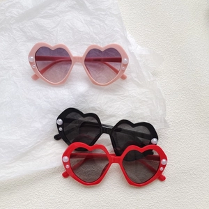 Herzförmige Kindersonnenbrille mit Perlenbesatz in Pink Schwarz und Rot
