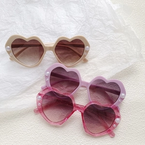 Bonbonfarbene Herz-Sonnenbrille für Kinder mit Perlendekor und Verlaufsgläsern