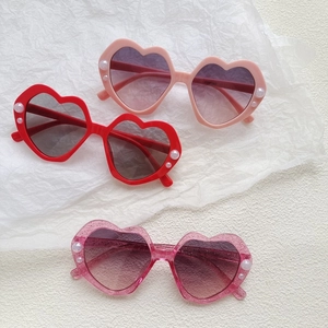 Kinder-Sonnenbrille in Herzform mit Perlenverzierung in drei Bonbonfarben
