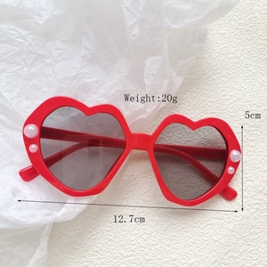 Detail der roten Herzsonnenbrille mit Maßen 12,7cm Breite und 20g Gewicht mit Perlendekor
