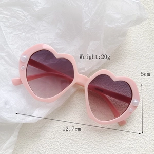 Detail der rosa herzförmigen Kinder-Sonnenbrille mit Perlen und 12,7 cm Rahmenbreite