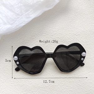 Detailansicht der Kinder-Sonnenbrille in Herzform mit Perlen und Produktabmessungen