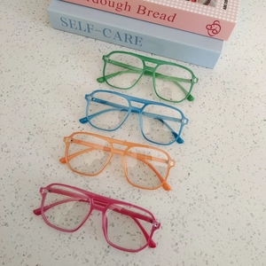 Occhiali da sole retrò doppio ponte per bambini in verde, blu, arancio e rosa