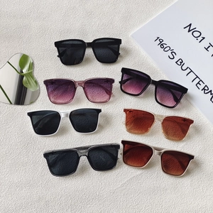 Plusieurs lunettes de soleil carrées élégantes en diverses couleurs de monture et verres
