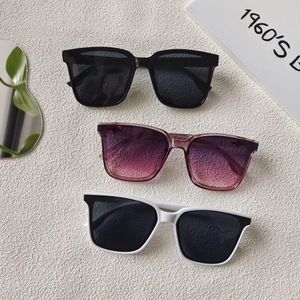 Lunettes de soleil rétro carrées surdimensionnées en noir, dégradé violet et blanc