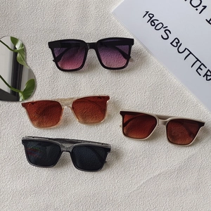 Lot de lunettes de soleil carrées oversize en noir, crème, transparent et gris