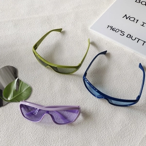 Detailed comparison of Y2K wraparound sunglasses in green, navy blue and light purple