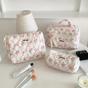 Ensemble de 3 trousses de maquillage matelassées à fleurs et rubans roses