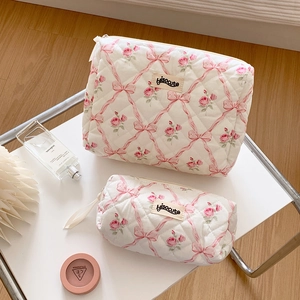 Détail de l'ensemble de trousses de maquillage matelassées à motifs floraux