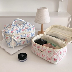 Trousse à maquillage matelassée à fleurs avec ruban et grand compartiment en filet