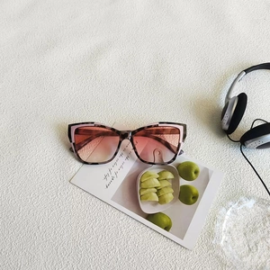 Occhiali da sole cat eye con montatura tartarugata e rosa e lenti sfumate