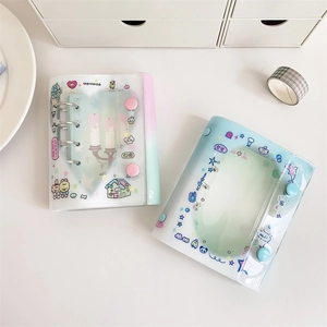 Detailansicht der Mini PVC-Ordner mit 3-Ring Metallbindung und Pastell-Farbverlauf