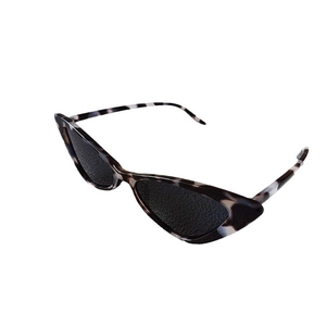 Retro cat eye sunglasses with tortoiseshell frame and dark grey lenses for women and men
