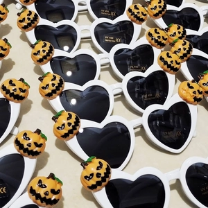 Dettaglio di occhiali da sole a cuore con rilievo zucca e etichette di protezione UV400
