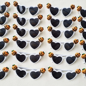 Occhiali da sole a cuore per Halloween con zucche decorative e lenti protettive UV400
