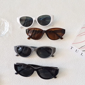 Lunettes de soleil rétro œil-de-chat pour hommes et femmes en blanc, ambre, gris et noir