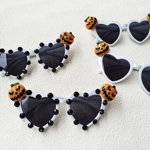 Occhiali cuore per Halloween con dettagli a zucca arancione e borchie nere