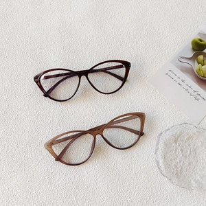 Lunettes œil de chat ultralégères avec monture noire en écaille et marron translucide