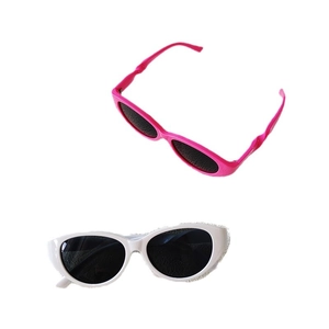 Lunettes de soleil œil de chat rétro avec montures rose et blanc et verres foncés