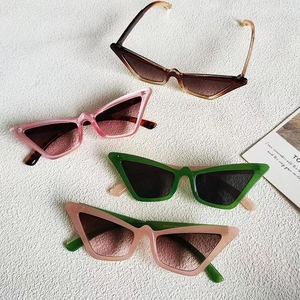 Lunettes de soleil œil de chat rétro en plusieurs coloris acidulés, vue stylée à 45 degrés