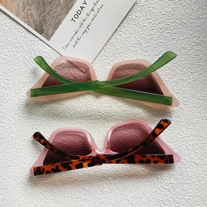 Détail de lunettes de soleil œil de chat colorées avec branches vert gelée et léopard
