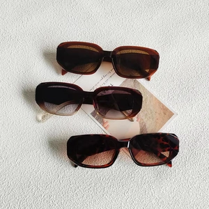 Trois paires de lunettes de soleil carrées vintage en ambre, gris et écaille de tortue