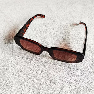 Dimensions détaillées des lunettes léopard rectangulaires avec 14,7 cm de large et 4,5 cm haut
