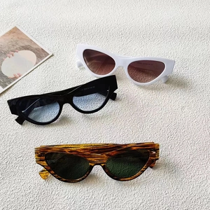 Trois paires de lunettes de soleil œil-de-chat vintage avec montures larges multicolores