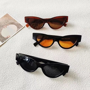 Vue détaillée de trois lunettes de soleil œil-de-chat aux couleurs variées et marquages