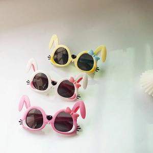 Détail de trois lunettes de soleil lapin mignonnes en jaune, blanc et rose pour enfants
