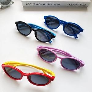 Polarisierte Kinder-Sonnenbrille in vier Farben mit UV-Schutz und Silikonrahmen