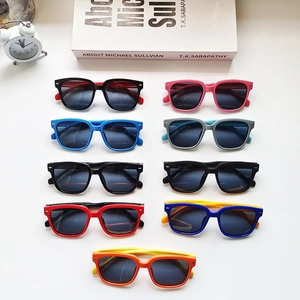 Présentation à plat de lunettes de soleil polarisées pour enfants en neuf coloris de monture