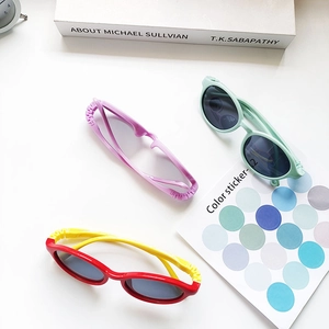 Polarisierte Kinder-Sonnenbrille oval in Lila und Grün mit rutschfesten Bügeln