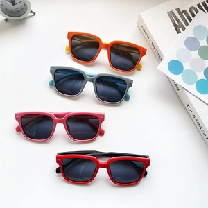 Lunettes de soleil polarisées carrées pour enfants en quatre couleurs tendance et style