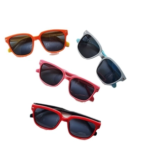 Lunettes de soleil polarisées pour enfants en orange, gris, rose et rouge à cadre carré