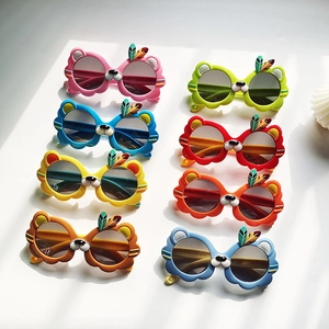 Lot de 8 lunettes de soleil colorées pour garçons avec design lion en plusieurs teintes