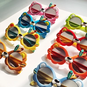 Détail de lunettes de soleil lion pour enfants en plusieurs couleurs avec marquage CE