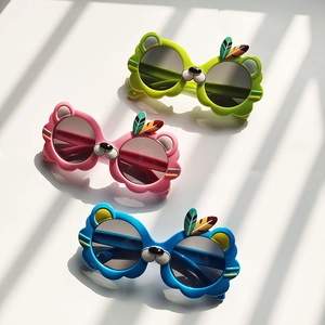 Lunettes de soleil lion pour enfants en vert rose et bleu avec ombre décorative