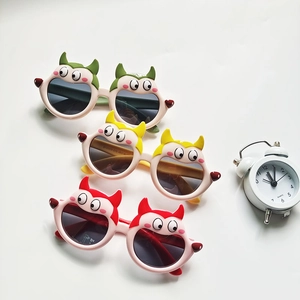 Detailansicht der farbenfrohen Cartoon-Monster-Sonnenbrille mit mattem Rahmen für Kinder