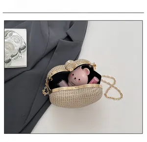 Vue intérieure de la pochette de soirée à paillettes dorées montrant l'espace de rangement