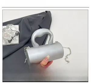 Détails du mini sac cylindrique argenté avec poignée épaisse et chaîne métallique