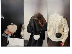 Sac de soirée en forme de cœur avec texture pailletée et chaîne en métal amovible