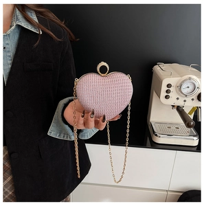 Sac de soirée rose en forme de cœur avec poignée en strass et chaîne dorée élégante