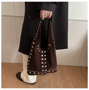 Dettaglio borsa hobo in pelle scamosciata marrone scuro con borchie argentate