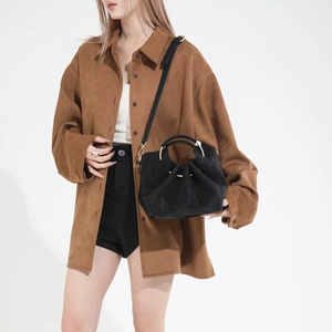 Sac seau plissé noir minimaliste avec poignée dorée et bandoulière réglable amovible