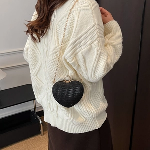 Sac de soirée noir pailleté en forme de cœur avec chaîne dorée et fermoir en strass