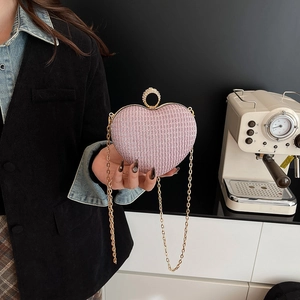 Sac de soirée rose en forme de cœur avec texture tressée, anse en métal et chaîne d'or